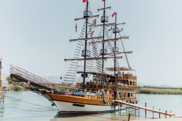 blaue lagune bootstour in side – piratenschiff, flussmündung & apollon tempel